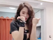 Vẻ đẹp châu Á khiêu vũ gợi cảm